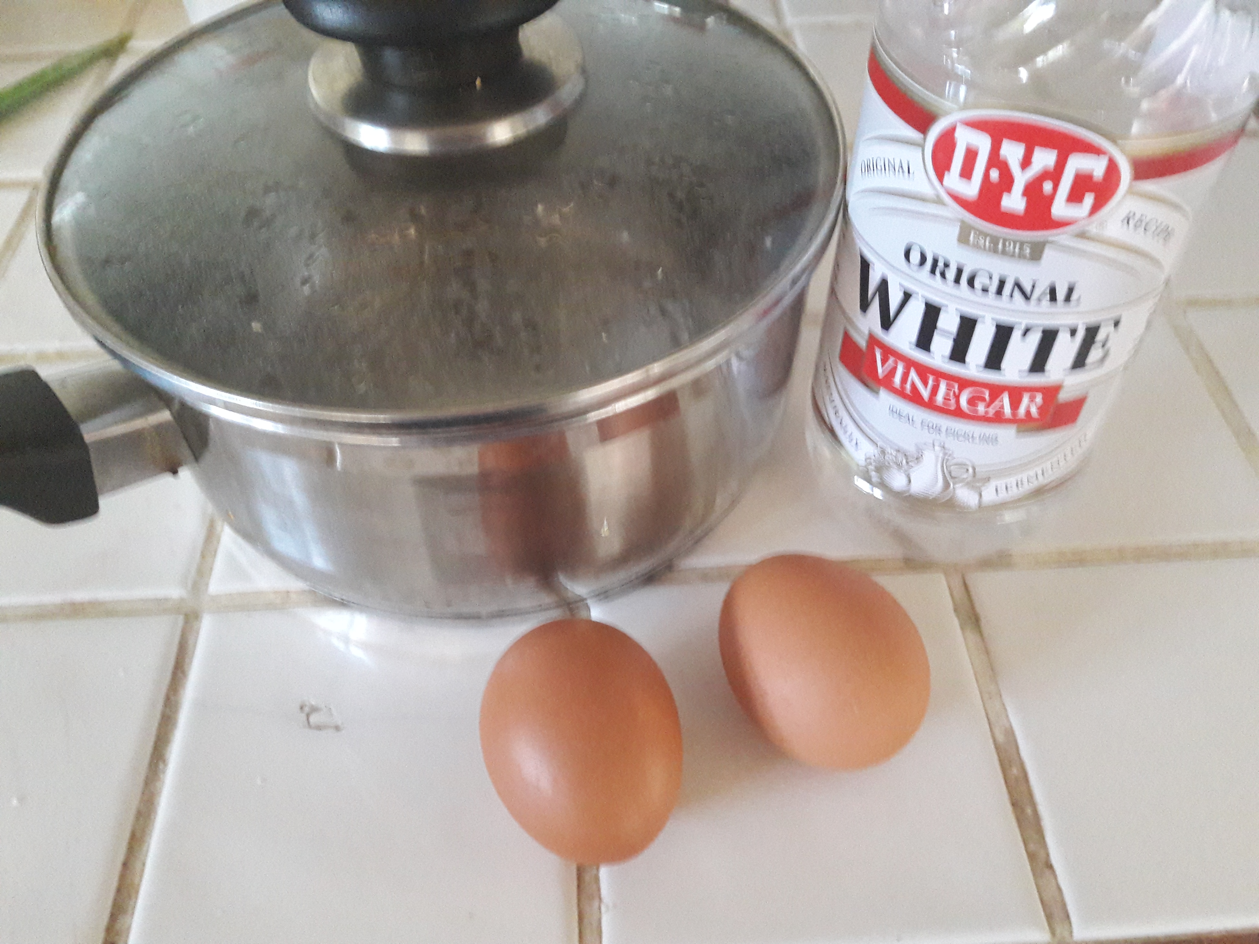 Picture of boiled eggs and vinegar