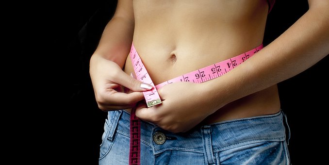 picture of a girl measuring her waist