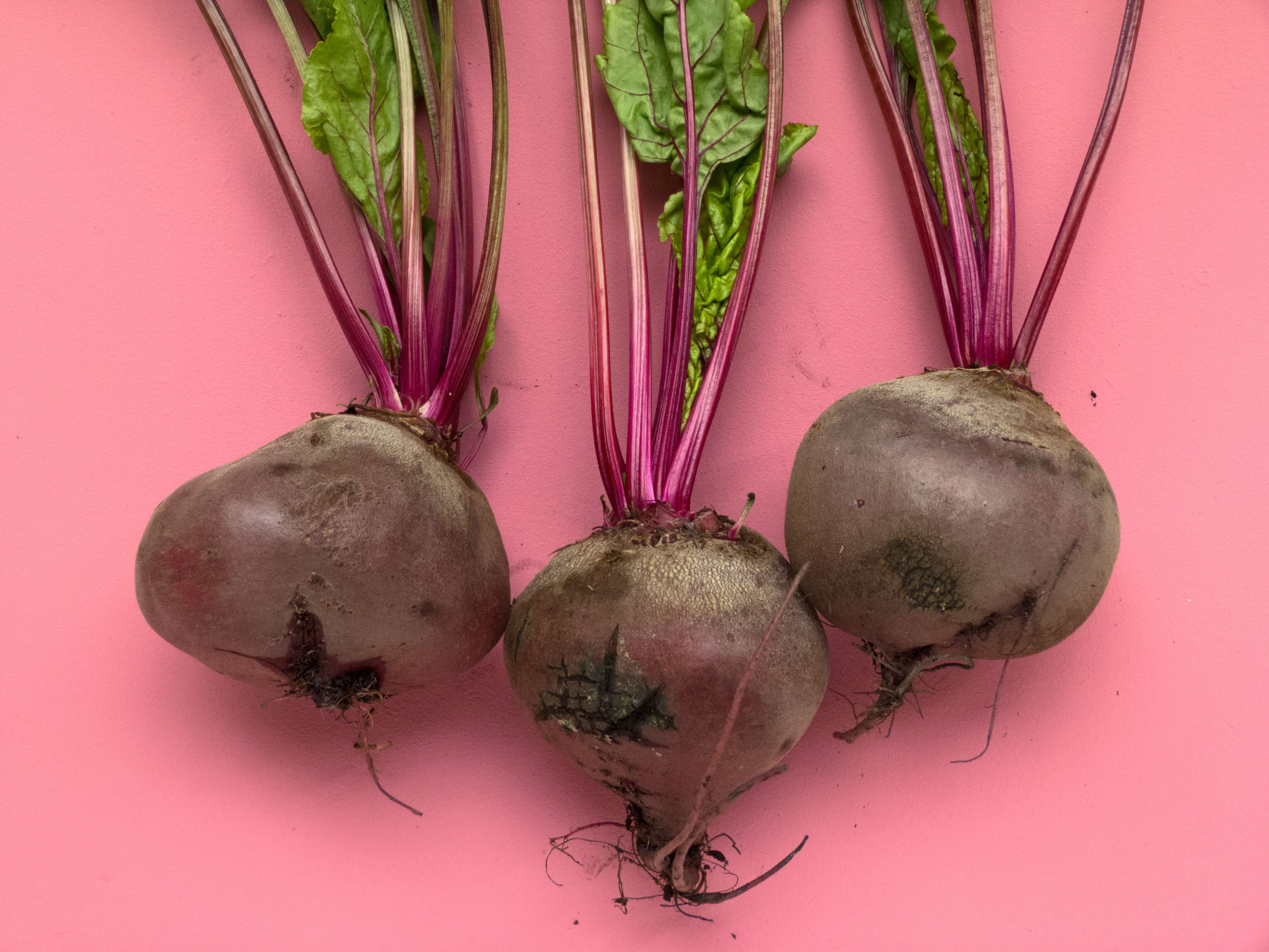 picture of raw whole beetroot